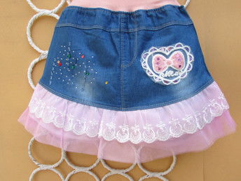 夏季童裝批發(fā)新風(fēng)尚 廣州工廠(chǎng)直銷(xiāo)超可愛(ài)蕾絲牛仔褲