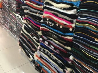 超便宜服裝尾貨雜款T恤 北京折扣店模式與工廠(chǎng)尾貨商機(jī)解析